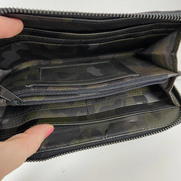 Timberland Women's Leather RFID Flap Wallet Clutch Organizer Olive Camo - Picture 4 of 5